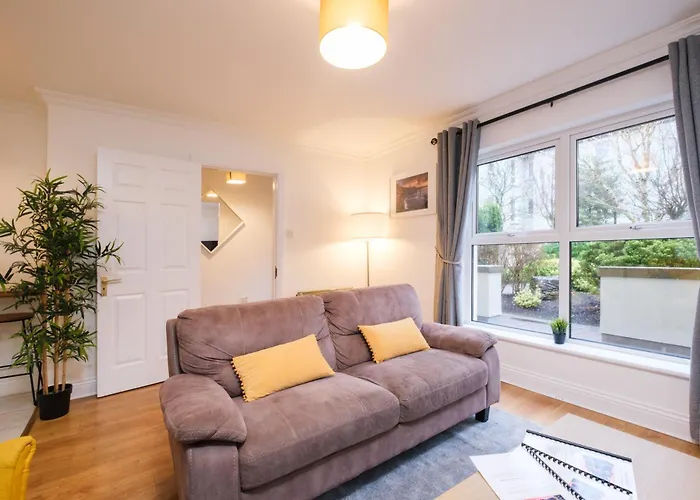 Stylish City Centre Townhouse, Sleeps 12 With Parking